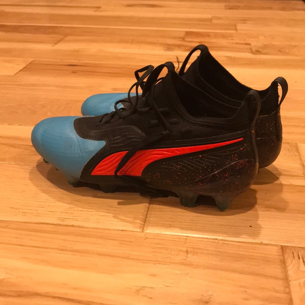 Puma One boys size 5 soccer cleats